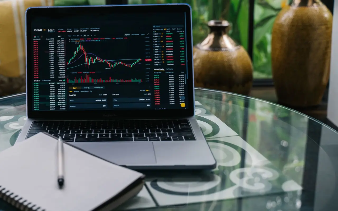 Short squeeze i long squeeze — jak powstają gwałtowne ruchy